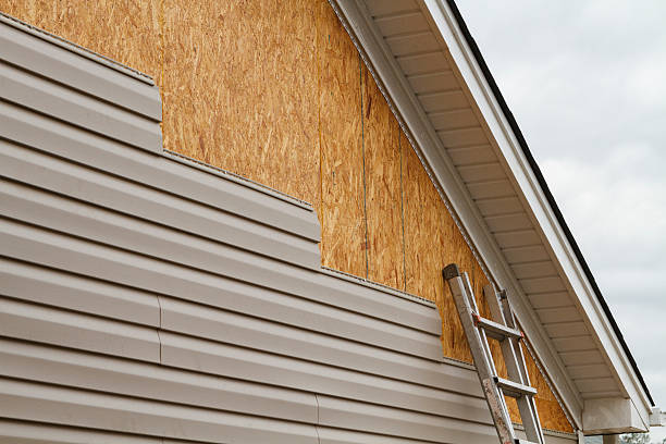 Professional Siding Installation technician working in Schaumburg, IL